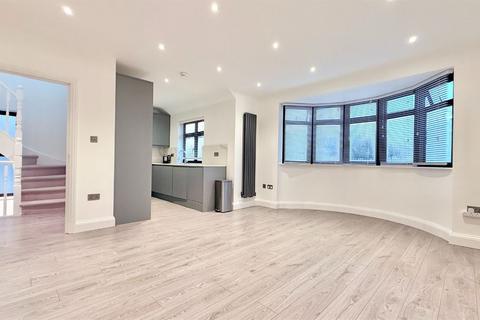 3 bedroom apartment to rent, London N3