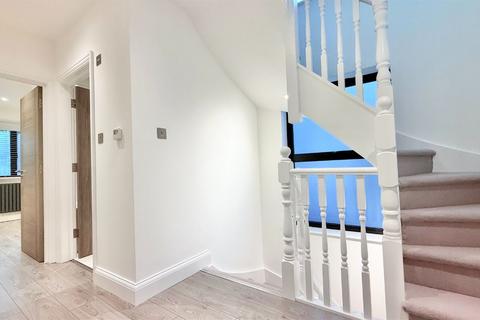 3 bedroom apartment to rent, London N3