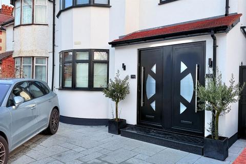 3 bedroom apartment to rent, London N3
