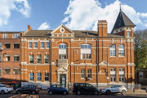 2 bedroom flat for sale, Amhurst Road, London N16