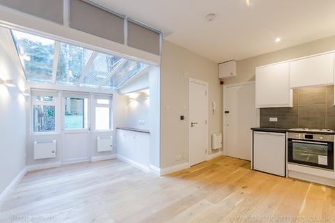 Studio to rent, Thurlow Park Road Dulwich SE21