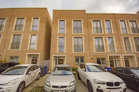 4 bedroom end of terrace house to rent, Edgecumbe Avenue, London NW9