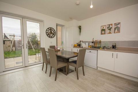 4 bedroom end of terrace house to rent, Edgecumbe Avenue, London NW9