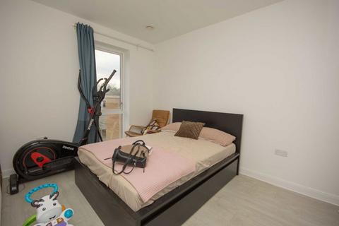 4 bedroom end of terrace house to rent, Edgecumbe Avenue, London NW9