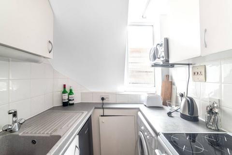Studio to rent, Frognal, Hampstead, London, NW3