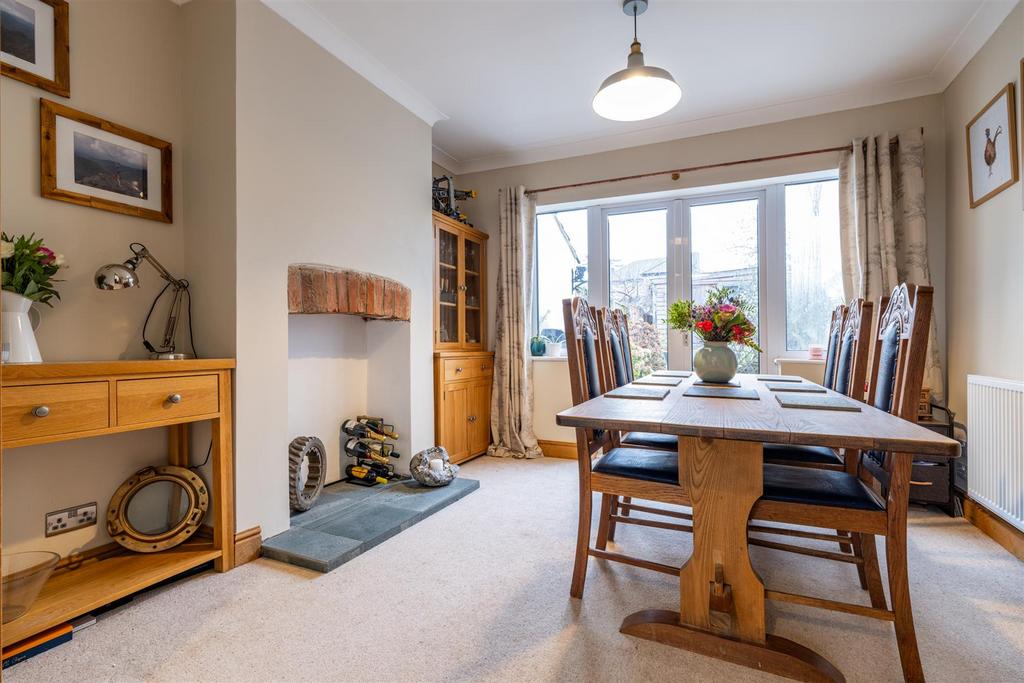 DINING ROOM.jpg