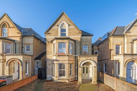 3 bedroom flat for sale, Bedford Hill, London SW12