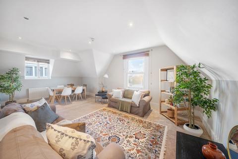 3 bedroom flat for sale, Bedford Hill, London SW12