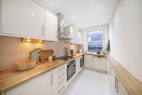 3 bedroom flat for sale, Bedford Hill, London SW12