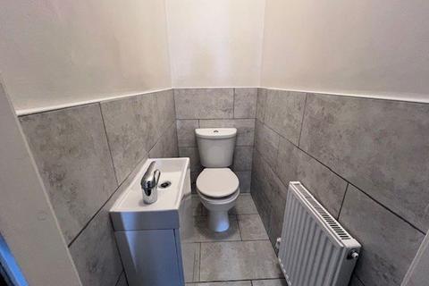 2 bedroom flat to rent, Derby Road, Long Eaton, NG10 4BJ