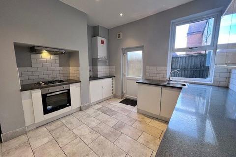 2 bedroom flat to rent, Derby Road, Long Eaton, NG10 4BJ