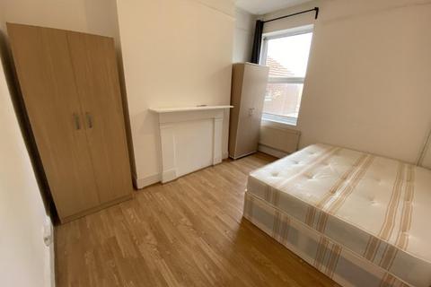 5 bedroom flat to rent, Walm Lane
