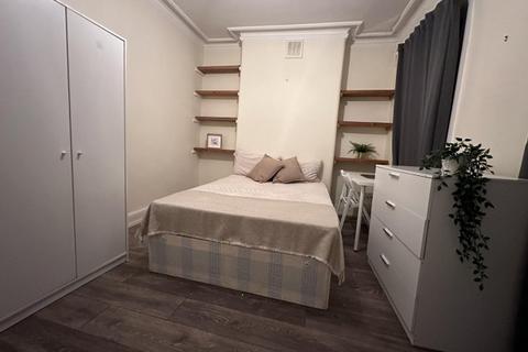 4 bedroom flat to rent, First Avenue