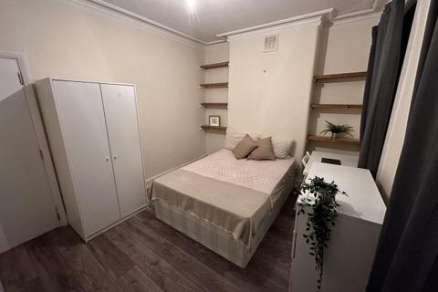 4 bedroom flat to rent, First Avenue