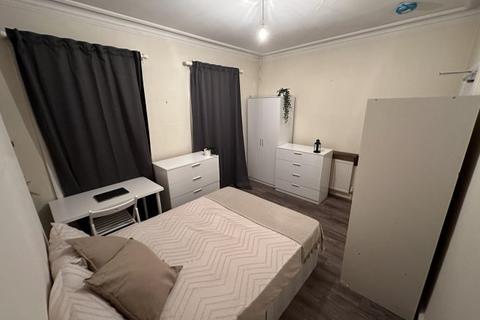 4 bedroom flat to rent, First Avenue
