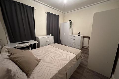 4 bedroom flat to rent, First Avenue