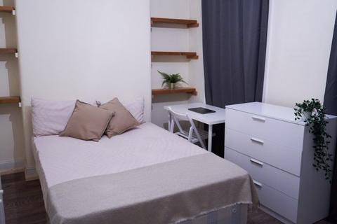 4 bedroom flat to rent, First Avenue