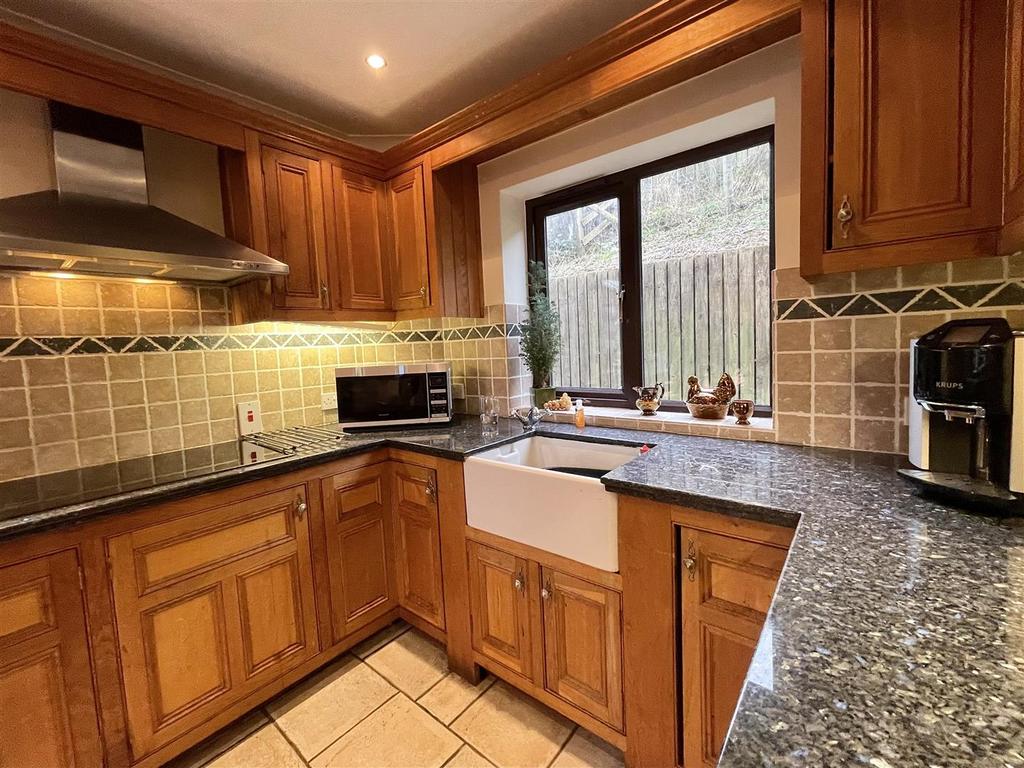 Fron Briallen kitchen pic 2.jpg