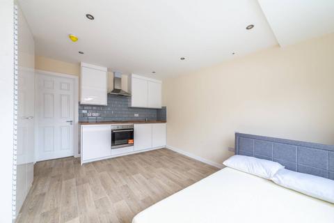 Studio to rent, Oldfield Lane North, Greenford, UB6
