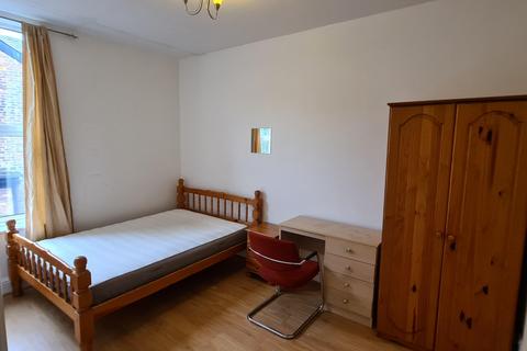 2 bedroom flat to rent, Derby Road, Manchester M14