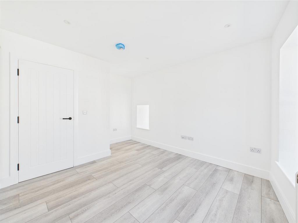 CAM04099 G0-PR0094-STILL007.jpg