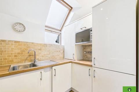 2 bedroom flat to rent, Bluebell Close, Romford RM7