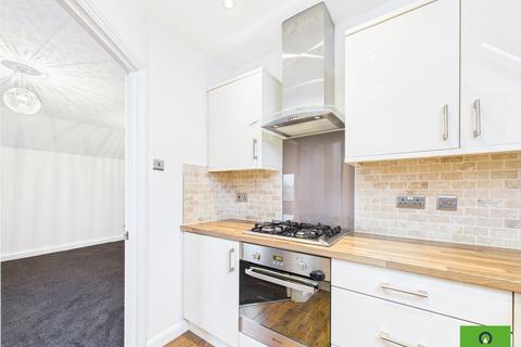 2 bedroom flat to rent, Bluebell Close, Romford RM7
