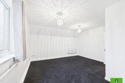 2 bedroom flat to rent, Bluebell Close, Romford RM7
