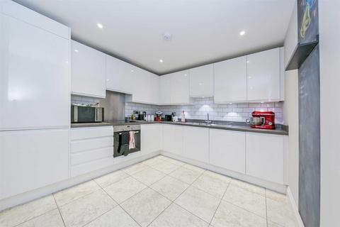 2 bedroom flat for sale, Chelsea Court, The Parade, Epsom