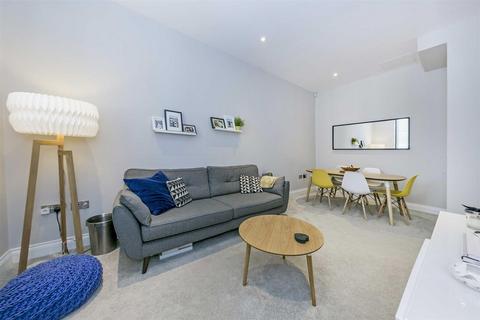 2 bedroom flat for sale, Chelsea Court, The Parade, Epsom