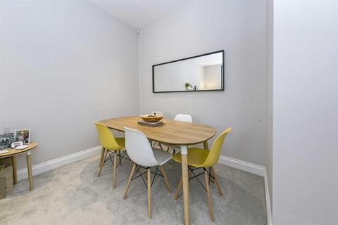 2 bedroom flat for sale, Chelsea Court, The Parade, Epsom