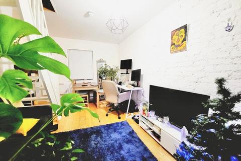 Studio to rent, Dollis Road, London N3