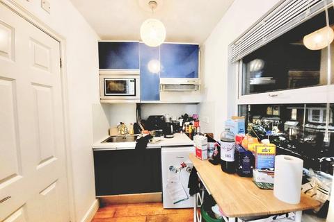 Studio to rent, Dollis Road, London N3