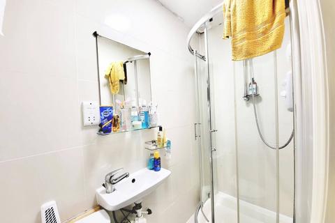 Studio to rent, Dollis Road, London N3
