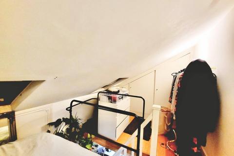 Studio to rent, Dollis Road, London N3