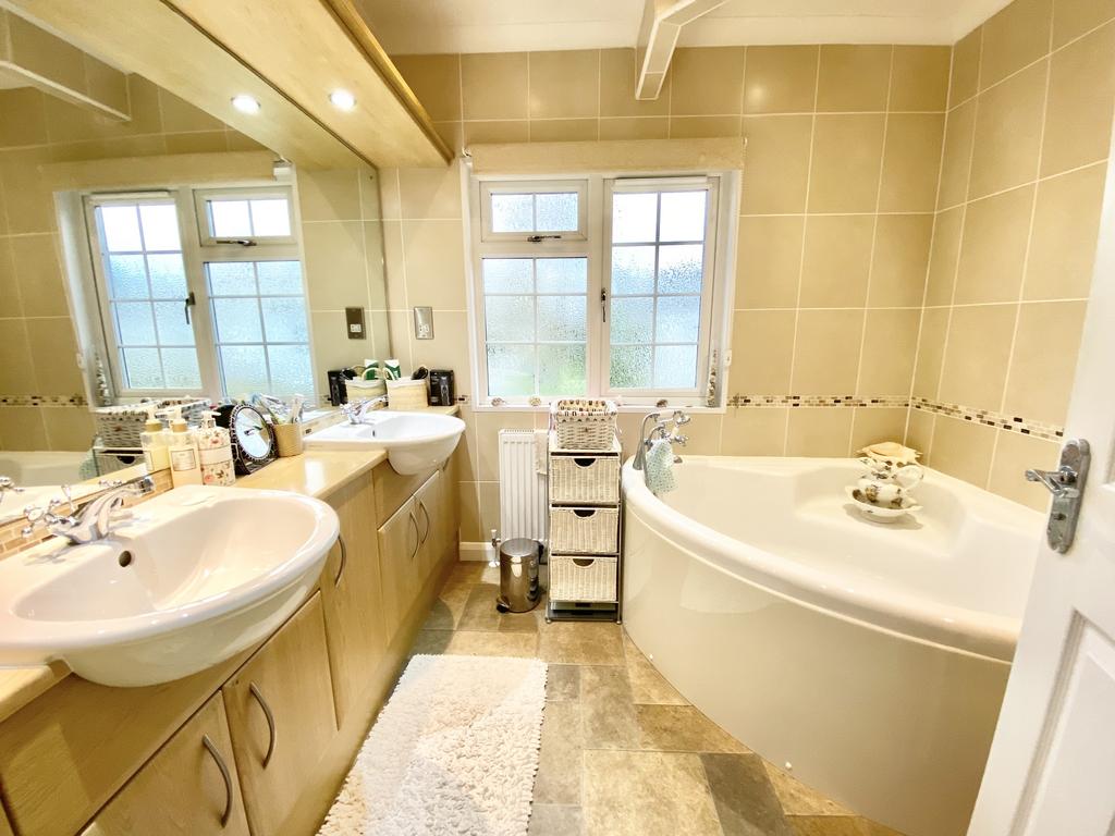 En-Suite Bathroom