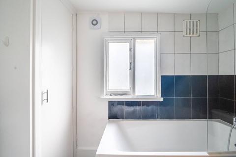 1 bedroom flat to rent, Louvaine Road, St John's Hill, London, SW11