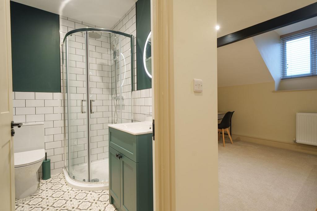 En-suite to bed 2