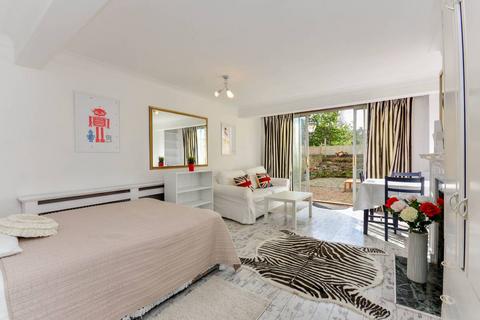 Studio to rent, Wandsworth Bridge Road, Sands End, London, SW6