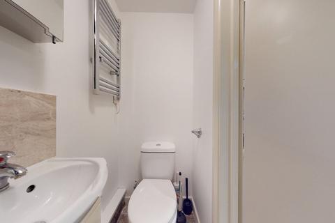 Studio to rent, Chatsworth Road