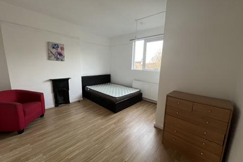 3 bedroom flat for sale, Avondale House, Avondale Square, London, SE1