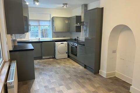 3 bedroom terraced house to rent, Leahurst Road