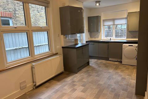 3 bedroom terraced house to rent, Leahurst Road