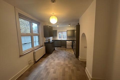 3 bedroom terraced house to rent, Leahurst Road