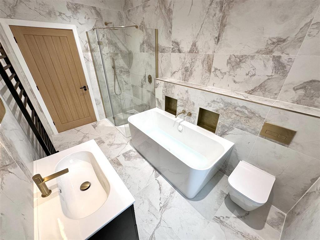 Four-Piece Family Bathroom 537