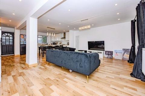 undefined, Holyrood Crescent, St Albans AL1