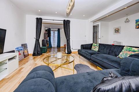undefined, Holyrood Crescent, St Albans AL1