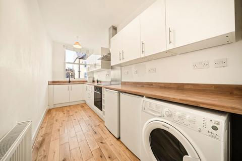 3 bedroom flat to rent, Hichisson Road, London SE15