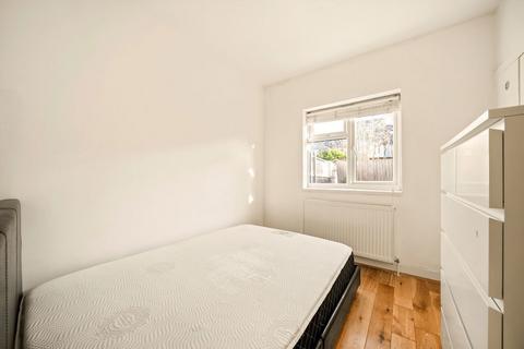3 bedroom flat to rent, Hichisson Road, London SE15