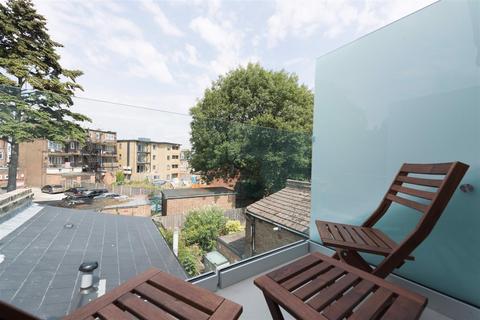 2 bedroom flat for sale, Queens Road, London N11